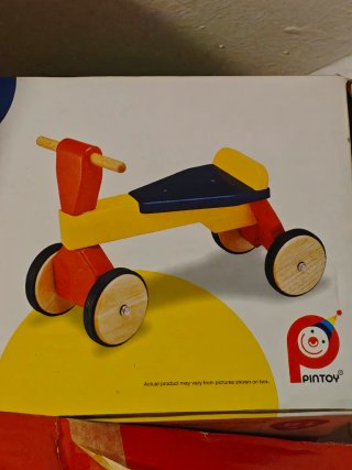 Correpasillos caballito madera Pintoy