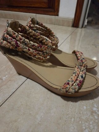 Zapatos de cuña con estampado floral