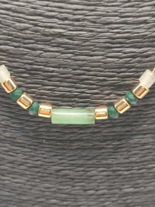 Collar artesanal verde y dorado