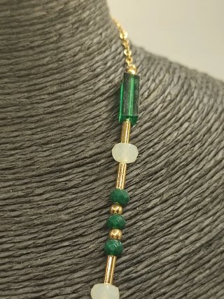 Collar artesanal verde y dorado