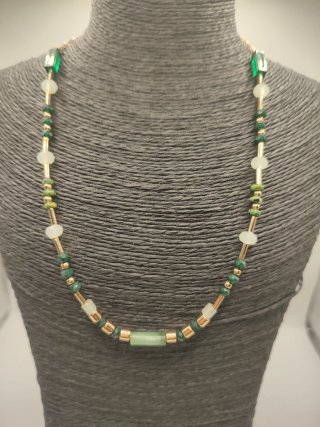 Collar artesanal verde y dorado