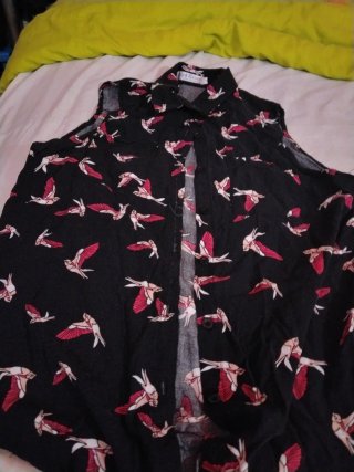 Blusa Red Queen pajaritos negro y rosa