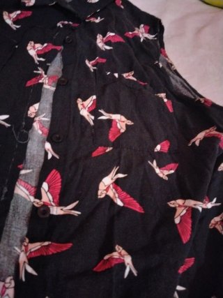 Blusa Red Queen pajaritos negro y rosa