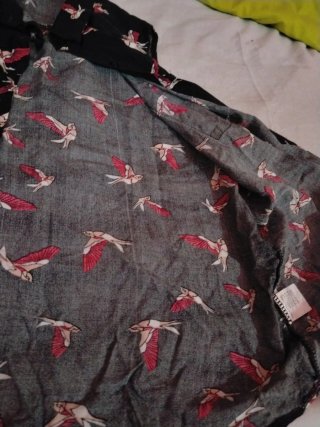 Blusa Red Queen pajaritos negro y rosa
