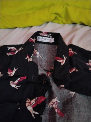 Blusa Red Queen pajaritos negro y rosa
