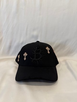 Gorra Negra con Detalles Dorados
