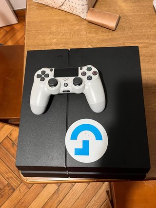 PS4 1TB Negra + Mando + Pegatina Logitech
