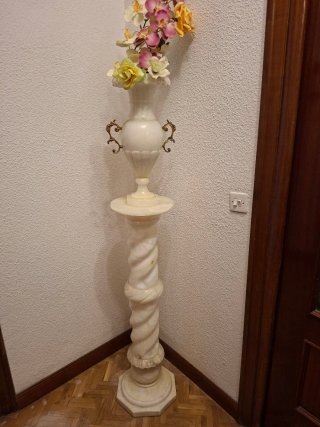Columna de Alabastro con Jarrón y Flores