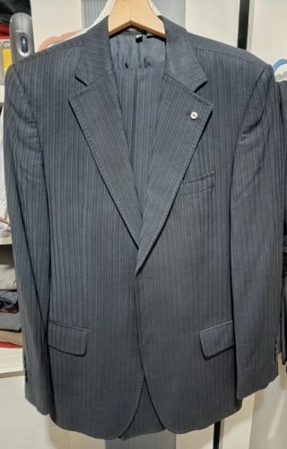Traje de vestir gris con rayas