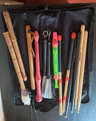 Set de baquetas y accesorios percusión