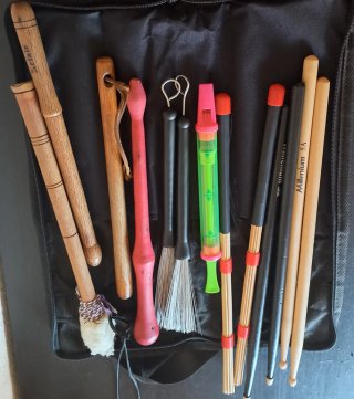 Set de baquetas y accesorios percusión