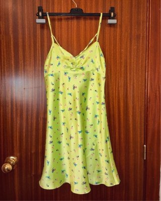 Vestido satinado con flores