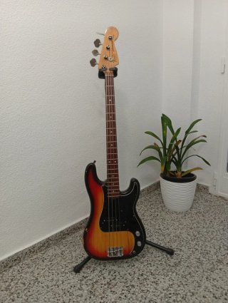 Bajo Fender Precision 77'
