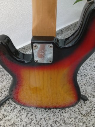 Bajo Fender Precision 77'
