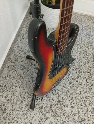 Bajo Fender Precision 77'