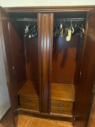 Armario antiguo de madera