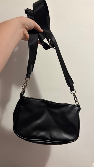 Bolso negro de hombro ajustable