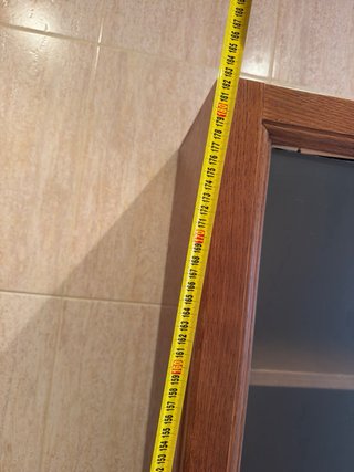 Armario de baño de madera y cristal