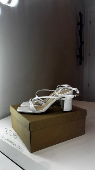 Tacones blancos de tiras