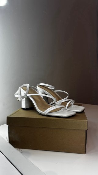 Tacones blancos de tiras