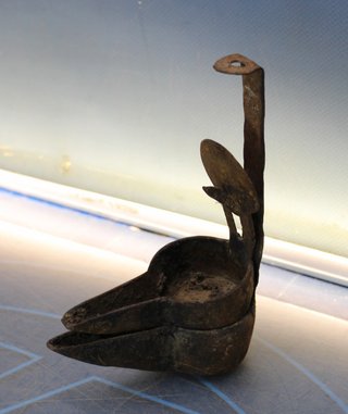 Candil antiguo de hierro forjado, lámpara de aceite.