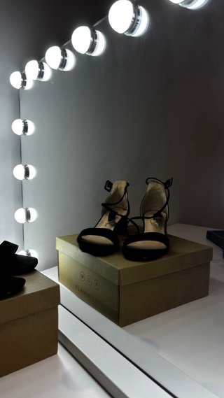 Tacones negros de tiras