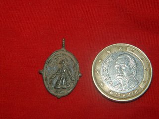 Medalla religiosa con Santo arrodillado Siglo XVII
