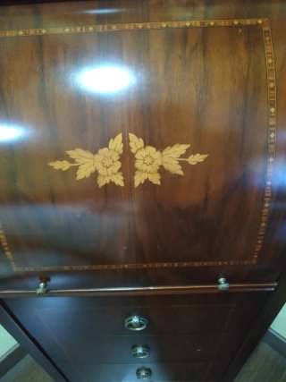 Mueble de marquetería de madera