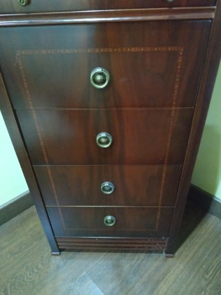 Mueble de marquetería de madera
