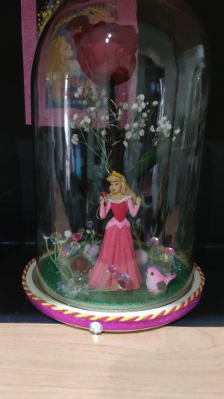Cúpula artesanal Disney con rosa preservada