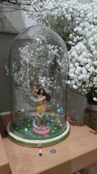 Cúpula artesanal Disney con rosa preservada