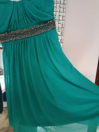 Vestido fiesta invitada verde con pedrería
