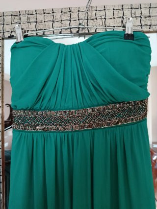 Vestido fiesta invitada verde con pedrería