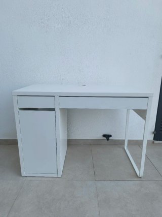 Escritorio blanco con cajón y puerta