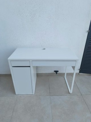 Escritorio blanco con cajón y puerta