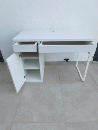 Escritorio blanco con cajón y puerta
