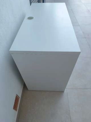 Escritorio blanco con cajón y puerta