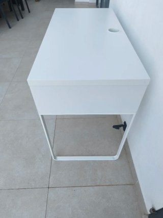 Escritorio blanco con cajón y puerta
