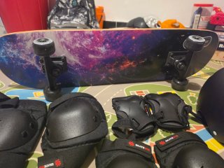 Skate con casco y protectores