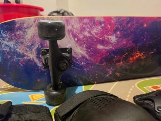 Skate con casco y protectores