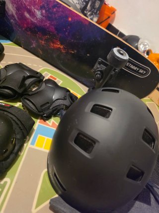 Skate con casco y protectores