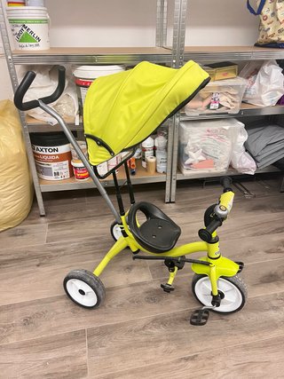 Triciclo per bambini giallo con cappottina