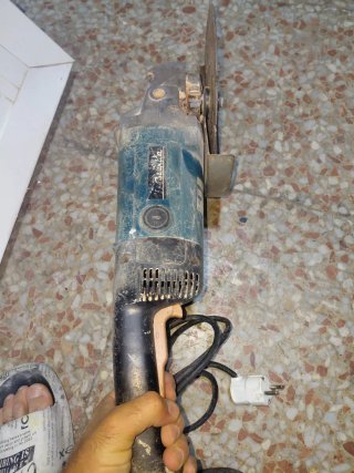 Radial Makita con disco de piedra