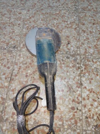 Radial Makita con disco de piedra