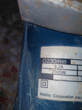 Radial Makita con disco de piedra
