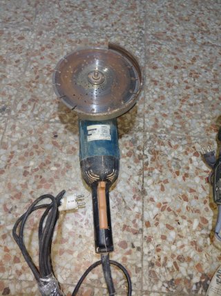 Radial Makita con disco de piedra