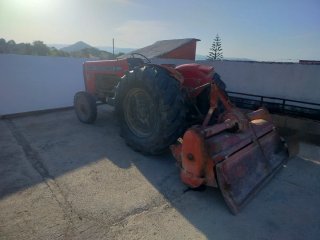 Tractor Massey Ferguson con rotovator