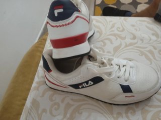 Zapatillas Fila Blancas y Rojas