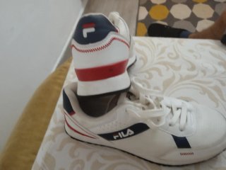 Zapatillas Fila Blancas y Rojas