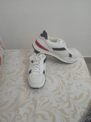 Zapatillas Fila Blancas y Rojas